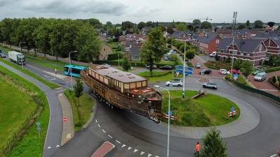Joekel van een schip passeert rotonde bij Heerewaarden