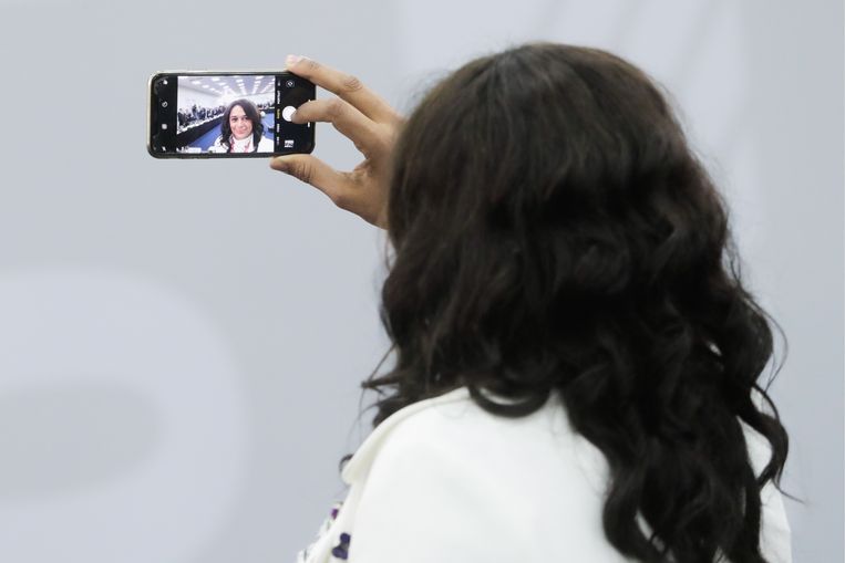 Isabel Dos Santos voor een ontmoeting van topbestuurders van buitenlandse bedrijven met de Russische president Poetin tijdens het International Economic Forum in juni 2019.  Beeld Mikhail Metzel / Tas