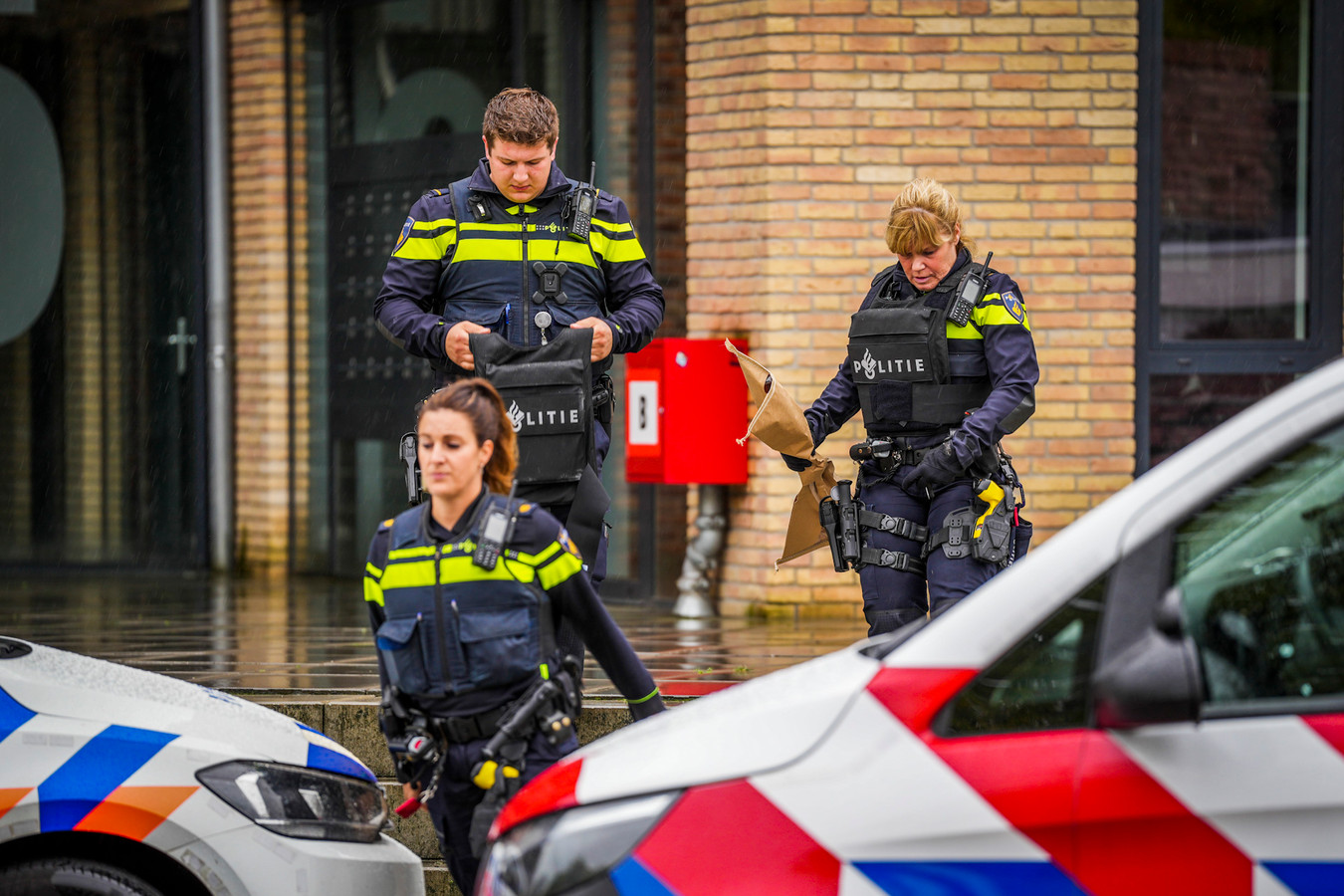 De politie doet onderzoek nadat er bij PSV-voetballer Ki-Jana Hoever is ingebroken.