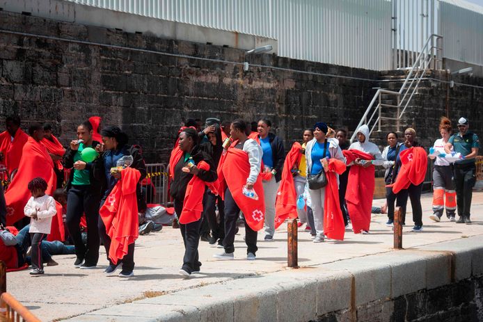 Migranten komen aan in de haven van Tarifa.