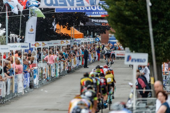 Drukte in de Zeestraat tijdens de Profronde van Zevenbergen in 2019. Net als vorig jaar laten de wielrenners komende zomer verstek gaan door corona. Stichting Wielerronde Zevenbergen (SWZ) mikt voor het Wielerweekend Moerdijk nu op 2022.