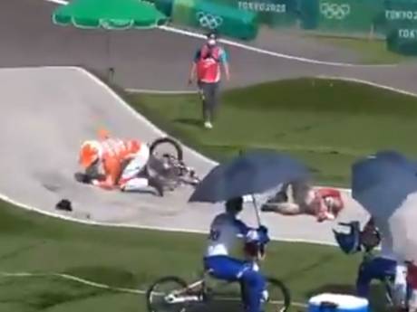 Bizarre botsing op olympische BMX-baan: Niek Kimmann uit Lutten knalt op overstekende official