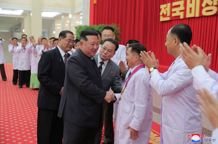 De Noord-Koreaanse leider Kim Jong-un begroet wetenschappers en zorgmedewerkers in Pyongyang.  Beeld ANP / EPA