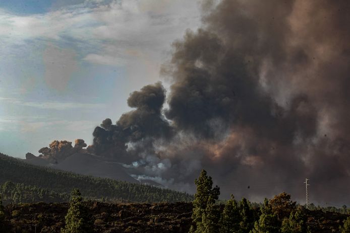 Rook en assen komen uit de vulkaan, te zien vanuit El Paso. Beeld van vandaag.