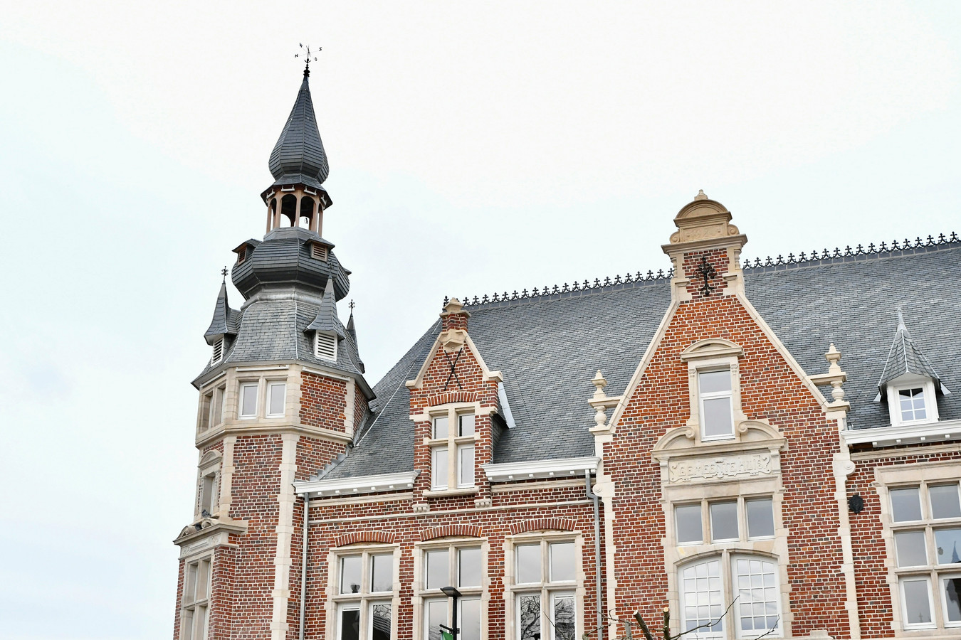Twee paardjes van draaimolen uit het Dadipark en collage van 300 foto’s