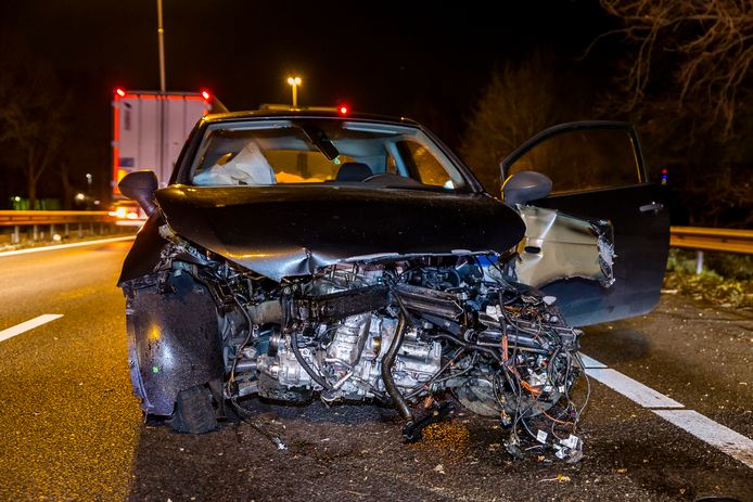 Een auto raakte zwaar beschadigd bij een ongeval op de A27 ter hoogte van Oosterhout.