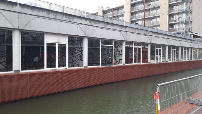 De etalageruiten langs de nieuwe havenkom zijn sinds kort versierd met allerlei afbeeldingen.