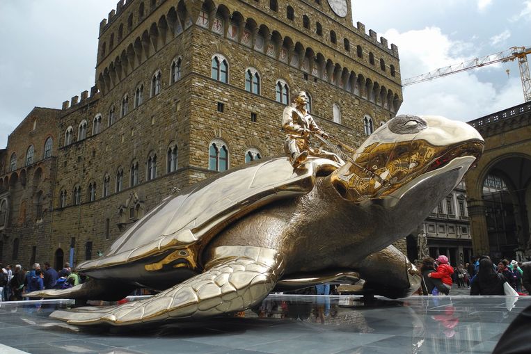 Jan Fabres bronzen schildpaddenbeeld ‘Searching for Utopia’ (2003) op het Piazza della Signoria in Florence. Beeld Getty