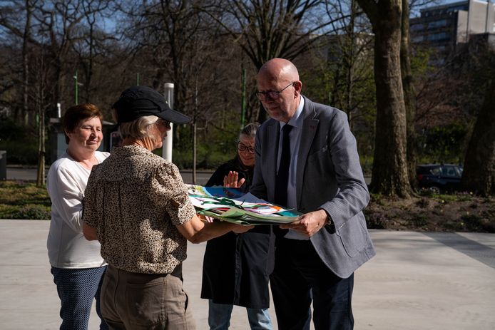Enkele actievoerders van Natuurpunt Hobokense Polder overhandigden gedeputeerde Luk Lemmens (N-VA) een reeks tekeningen van bezorgde natuurliefhebbers.