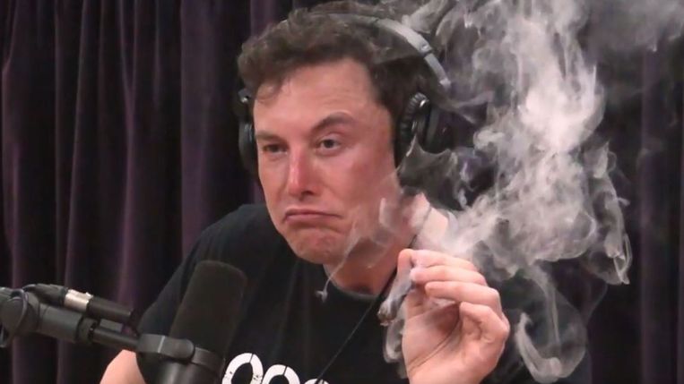 Elon Musk rookte zomaar een (vermoedelijke) joint tijdens een interview. Beeld RV