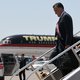 Opmerkelijk genoeg viert Romney overwinning met 'birther' Trump