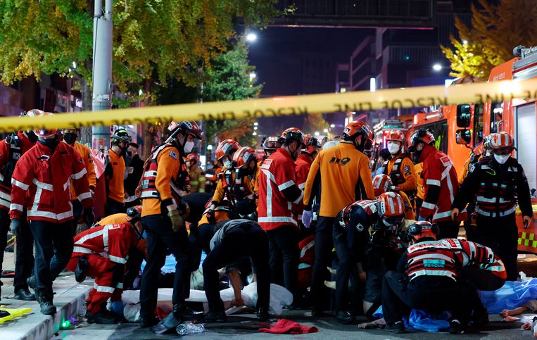 400 hulpverleners uit het hele land, waaronder vrijwel al het beschikbare personeel in Seoul, zijn de straat op gegaan om de gewonden te behandelen.  Beeld AP