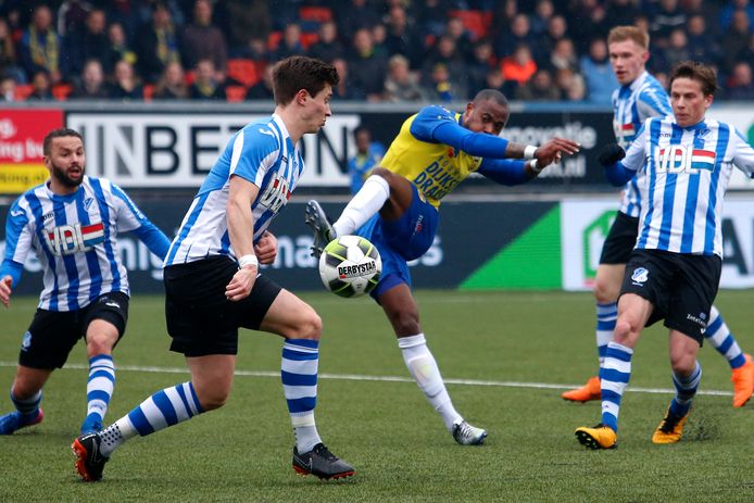 Alvin Daniëls bestookt het doel van Eindhoven.