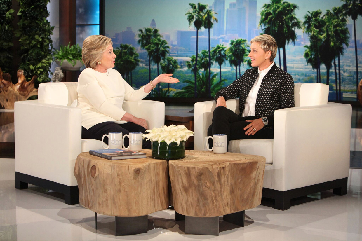 Ellen DeGeneres interviewt Hillary Clinton. Latenightshows zijn zeer populair in de Verenigde Staten. Beeld rv