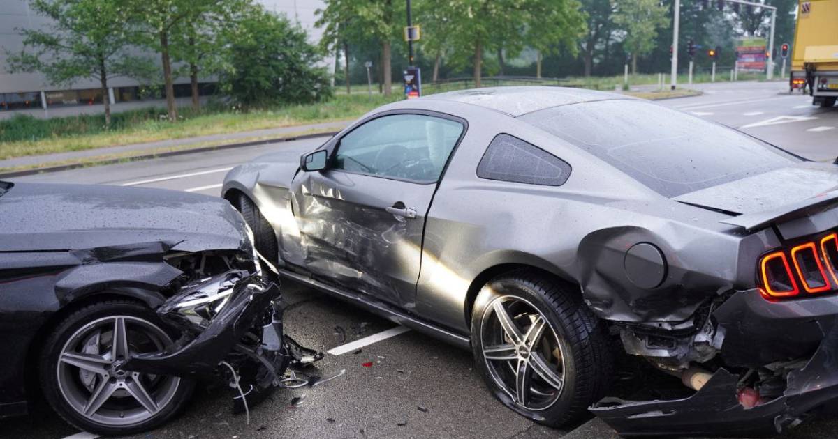 Dure crash in Apeldoorn: Mercedes en Ford Mustang zwaar beschadigd na botsing.