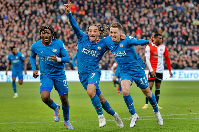 Thorgan Hazard had nog geen vijf minuten nodig voor zijn eerste doelpunt in het shirt van PSV, het werd 2-2 bij Feyenoord.