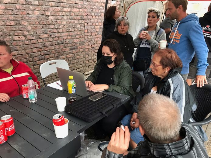 "Les sinistrés ont actuellement besoin de réfrigérateurs, de chaises, de matériel de nettoyage, de tables et d'armoires de cuisine, entre autres. Avec #AideHulp147, nous recueillons ces besoins spécifiques, afin que les gens sachent ce qu'ils peuvent donner", explique Lien De Leenheer.