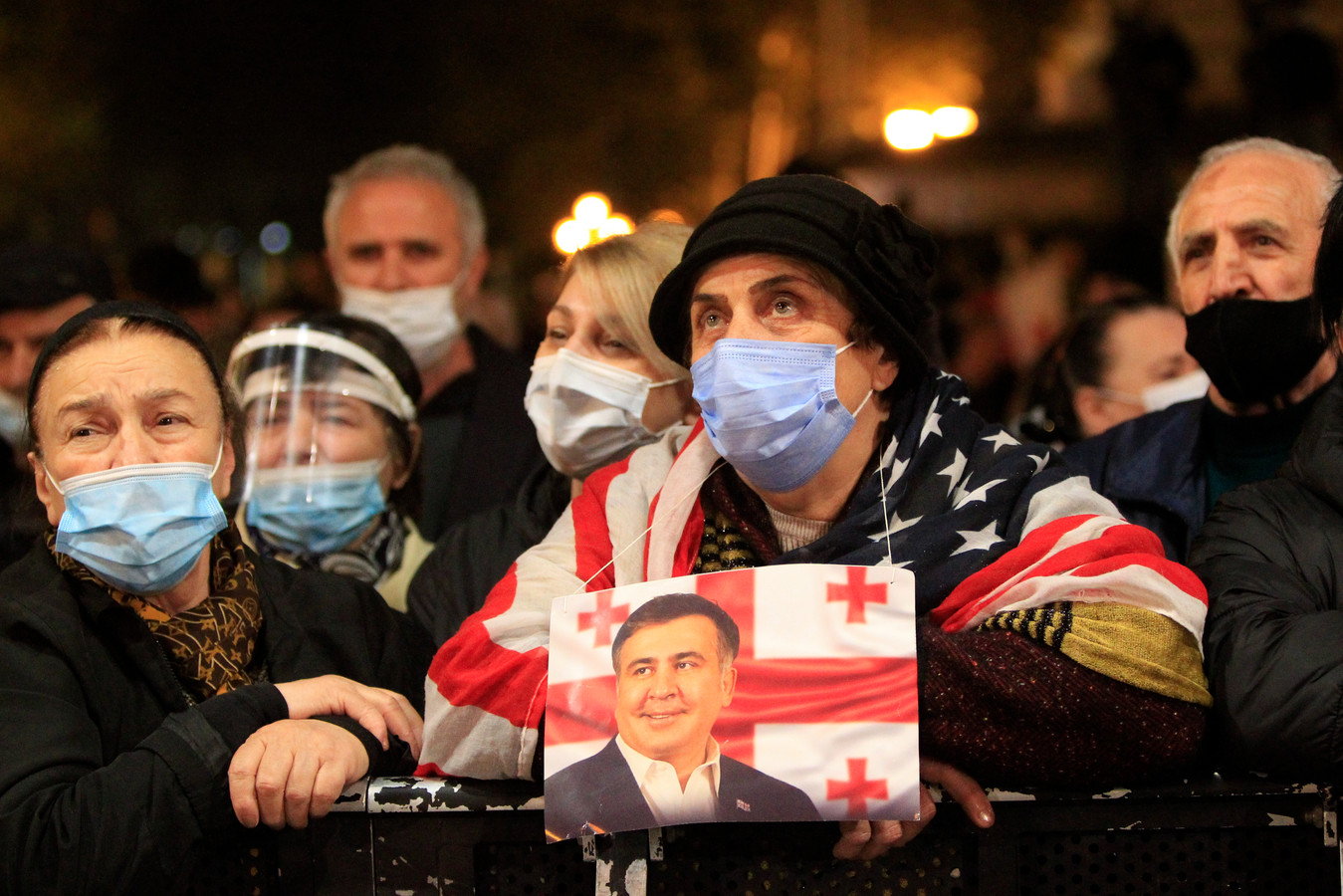 Mensen demonstreren voor de vrijlating van oud-president Micheil Saakasjvili in Tbilisi, Georgië.