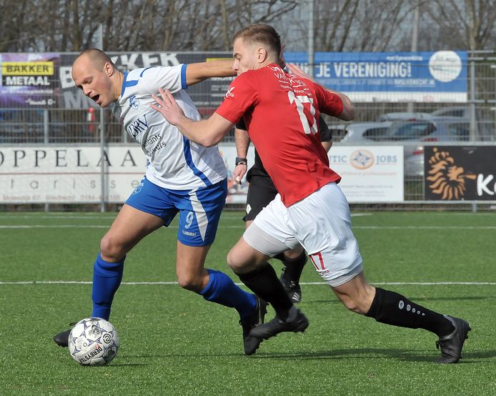 Sliedrecht-spits Dennis Verhoef (links) kan met zijn elftal aan de bak in het toernooi om de TOTO KNVB Beker. ARCHIEFFOTO