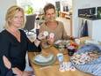 Lonneke Knippers (links) en Mona de Pagter organiseren een Zeeuws ontbijt waarbij Slabberjan wordt gespeeld.