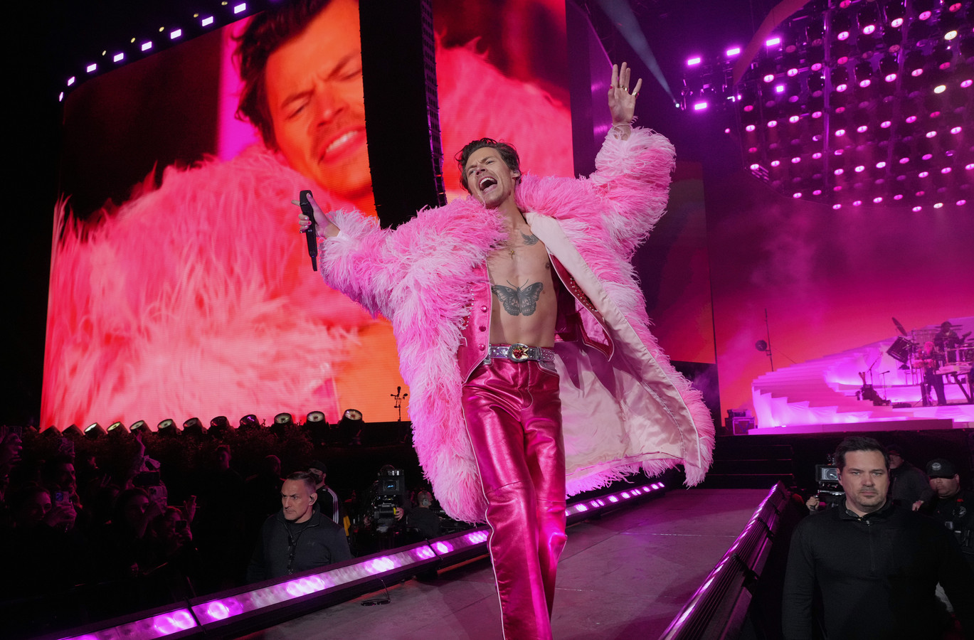 feit Overeenstemming Integratie Van gelakte nagels tot fluffy roze jas: de excentrieke outfits van  wereldster Harry Styles | Foto | hln.be