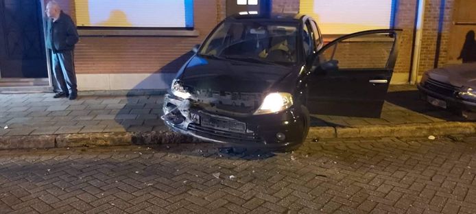 De wagen belandde tegen een gevel in de Antwerpsestraat in Niel.