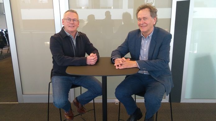 Frank Liwerski (links) neemt als voorzitter van het Limburgse tenniscomité de fakkel over van Vic Engelen.