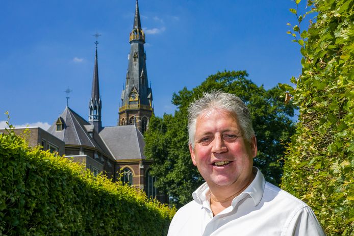 Walther Coppens voor de Clemenskerk in Waalwijk dat hij gaat verbouwen tot woonzorgcentrum. Hij hoopt dat in de zomer van 2023 de eerste nieuwe bewoners daar kunnen intrekken.