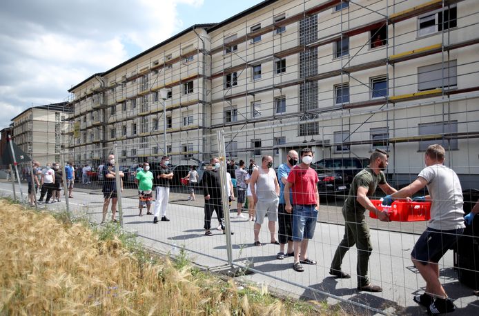 Werknemers van de vleesfabriek in quarantaine aan hun appartementsblokken.