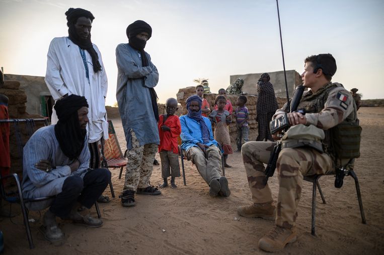 Een Franse luitenant in gesprek met Malinezen. Beeld ANP / Abaca Press