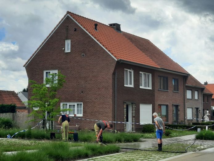 Na afloop van de gijzeling wordt de omgeving van de woning gereinigd.