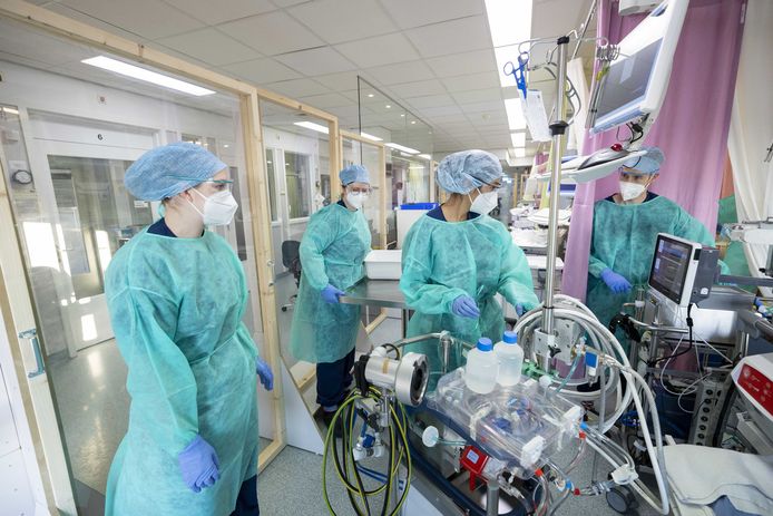 Verplegend personeel op de ic-afdeling van het Maastricht UMC. Het aantal coronabesmettingen blijft stijgen.