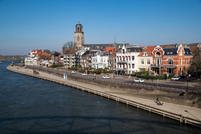 De Welle in Deventer. Maatregelen om de weg langs de IJssel autoluw te maken gaan verder op de lange baan.
