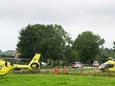De traumahelikopters bij het terrein aan de Smalriemseweg bij Beusichem na het ongeluk.