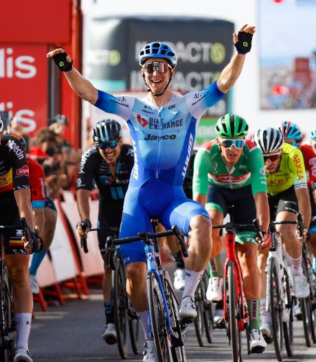 Australiër Kaden Groves houdt Danny van Poppel van sprintzege af in Vuelta