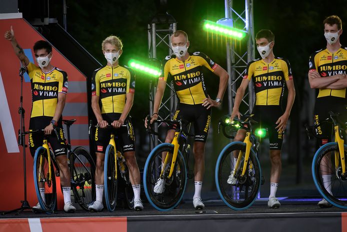 Primoz Roglic (l) met zijn ploeggenoten bij de ploegenpresentatie.