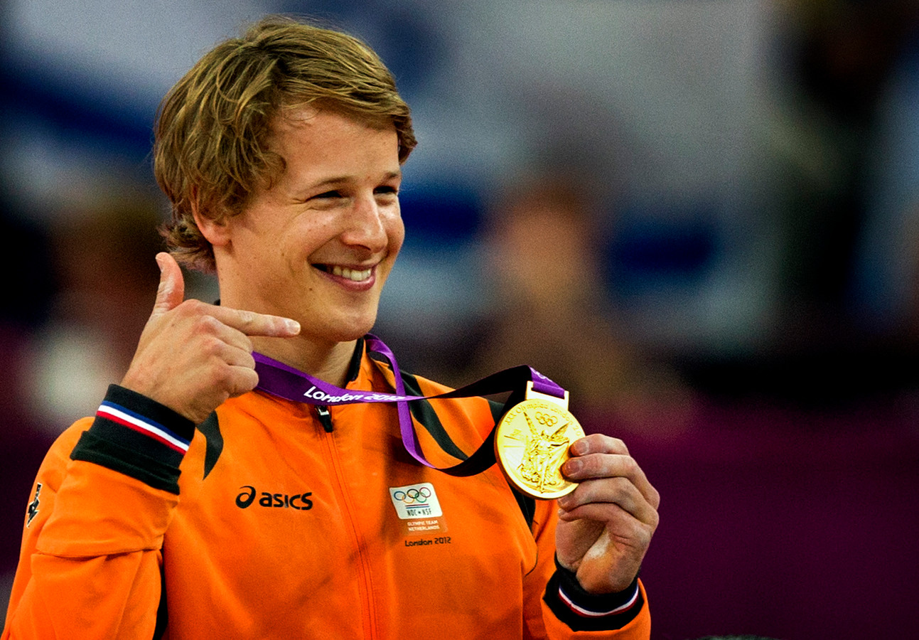 Epke Zonderland toont zijn gouden medaille.