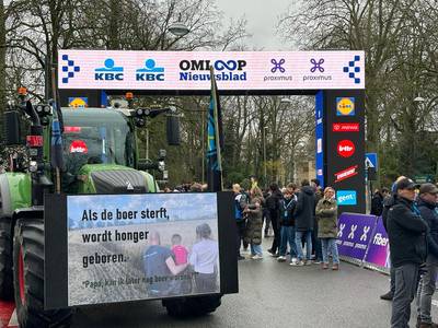 Symbolisch boerenprotest met één tractor aan start Omloop, wedstrijd nooit verstoord