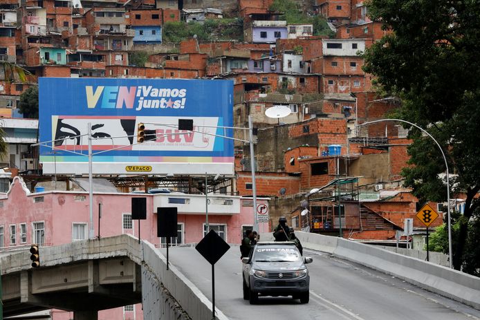 Leden van de veiligheidstroepen nemen hun posities in tijdens de operatie die bedoeld was om  de controle over Cota 905, een populair district van Caracas, terug te krijgen.