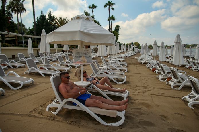 Duitse toeristen zonnebaden op een strand bij Antalya, in het zuiden  van Turkije.