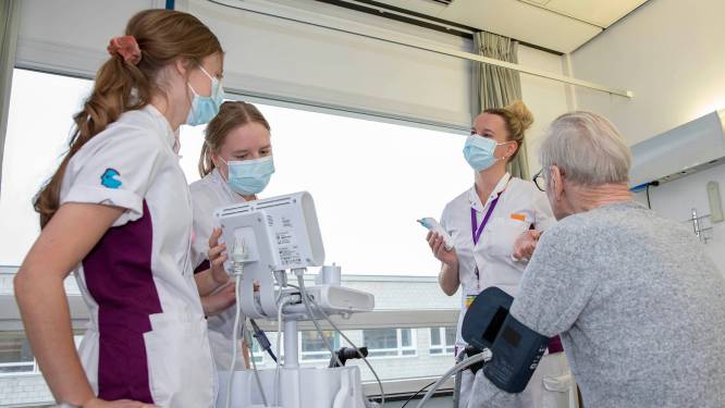 Leerling-verpleegkundigen springen bij in Dordts ziekenhuis om coronadrukte te verminderen