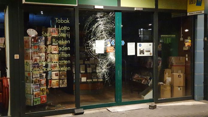 Ruiten ingeslagen bij Readshop in Breda.