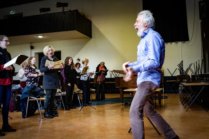 Het Brabant Koor tijdens een repetitie dit weekend in het Sint-Janslyceum in Den Bosch