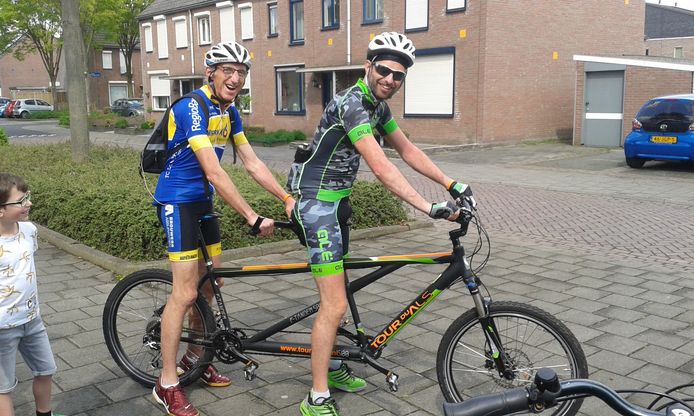Jan en zoon Maarten van Heijst gaan met deze tandem de Mont Ventoux beklimmen met de Tour du ALS.