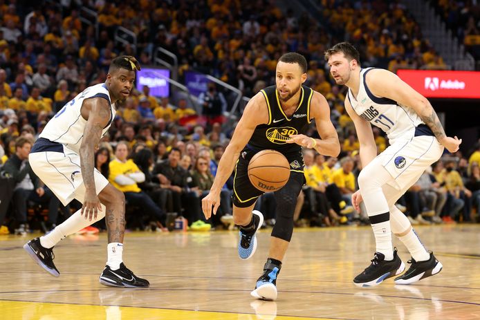 Stephen Curry dribbelt hier voorbij Reggie Bullock en Luka Doncic.