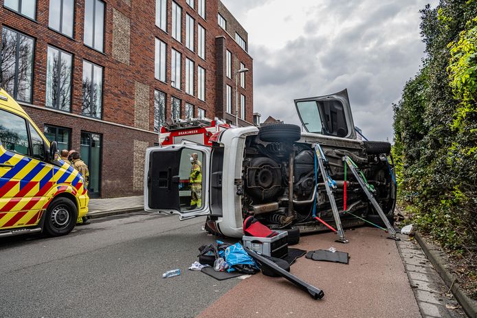 Auto belandt op zijkant in Tilburg.