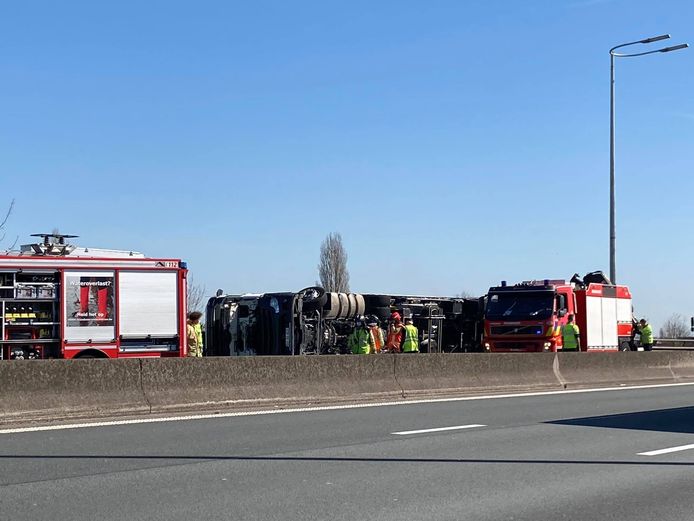 De E40 richting kust is momenteel volledig versperd vanaf Nevele.