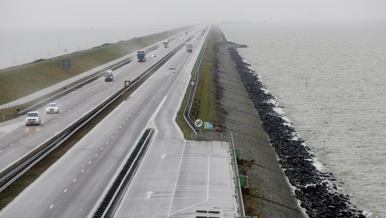 Afsluitdijk dicht na dodelijk ongeluk.