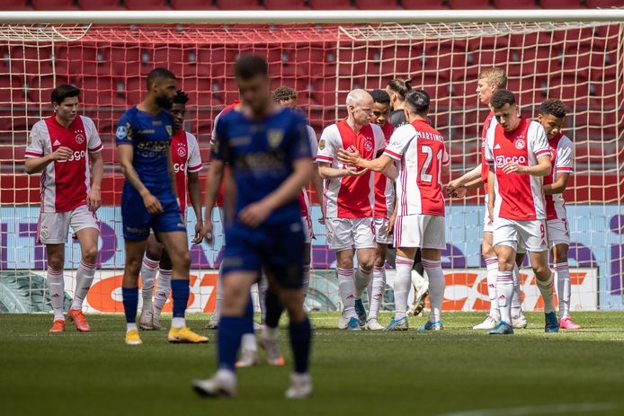 Teleurstelling bij de spelers van VVV en feest bij Ajax.
