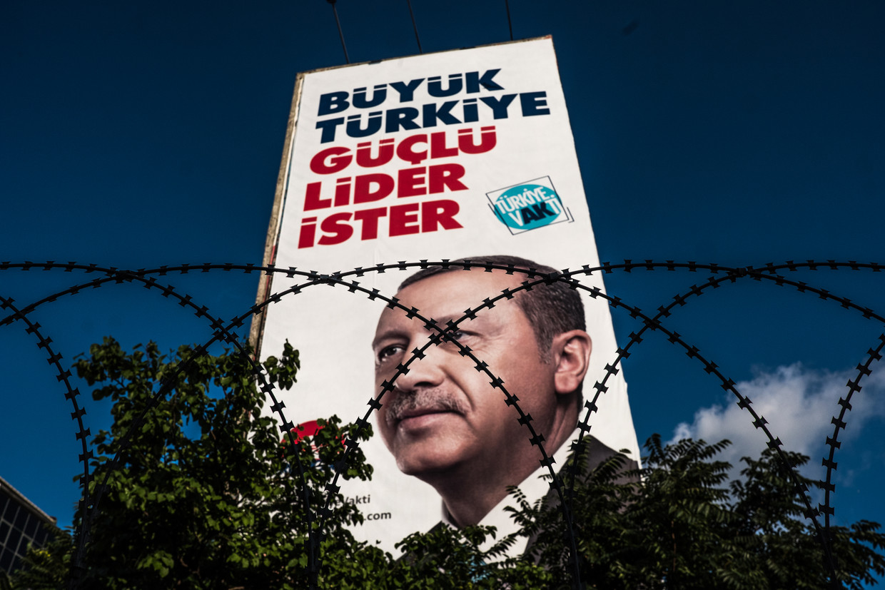 Verkiezingsposter in Istanbul. Beeld Joris Van Gennip